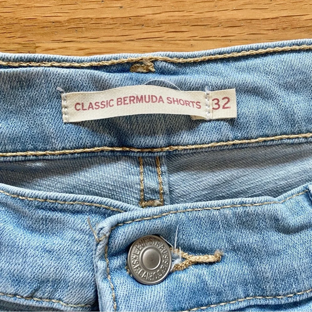 Levi’s Classic Denim Bermuda Shorts in a Light Wash | 32